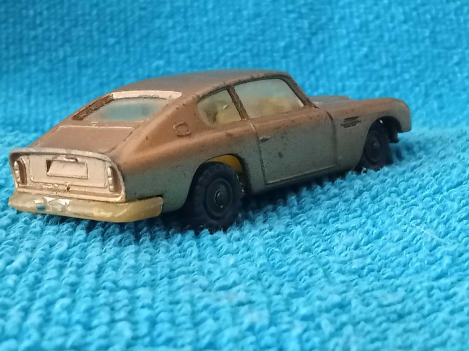 Miniatura Aston Martin DB6 da Husky