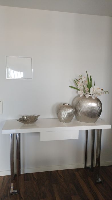 Aparador com peças de decoração (opcional)