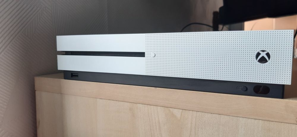 Игровая консоль Xbox one s 1 tb с дисководом