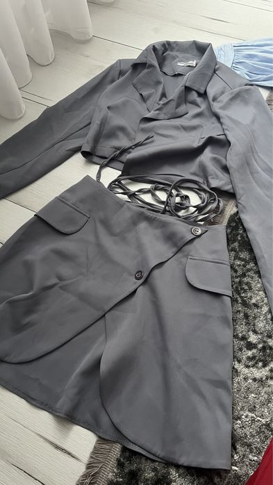 Сірий костюм з спілницею