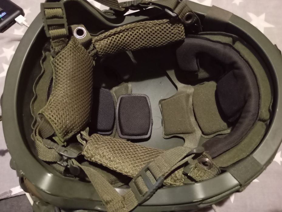 Шолом з навушниками