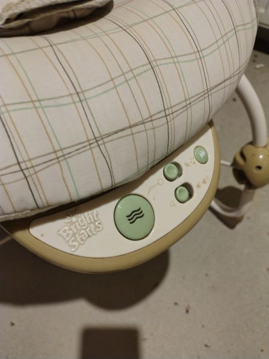 Leżaczek Bujaczek firmy bright starte