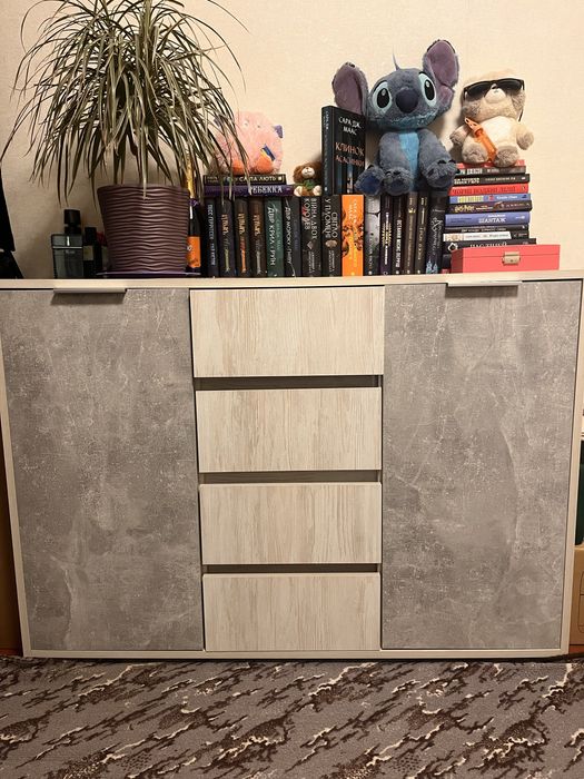 Комод для одягу є два незначних дефекти