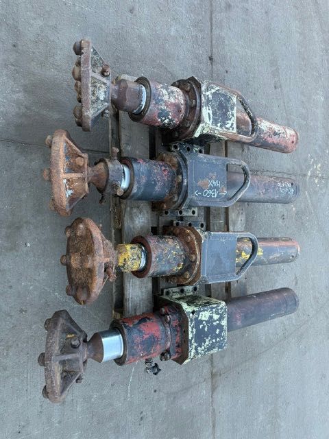 4 kompletne podpory hydrauliczne do wiertnicy