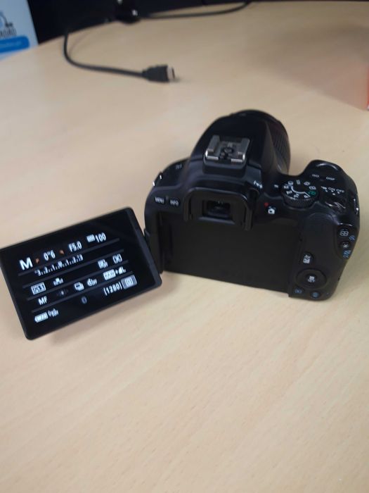 Canon EOS 200D + lente zoom 18-55mm + 3 baterias + caixa original