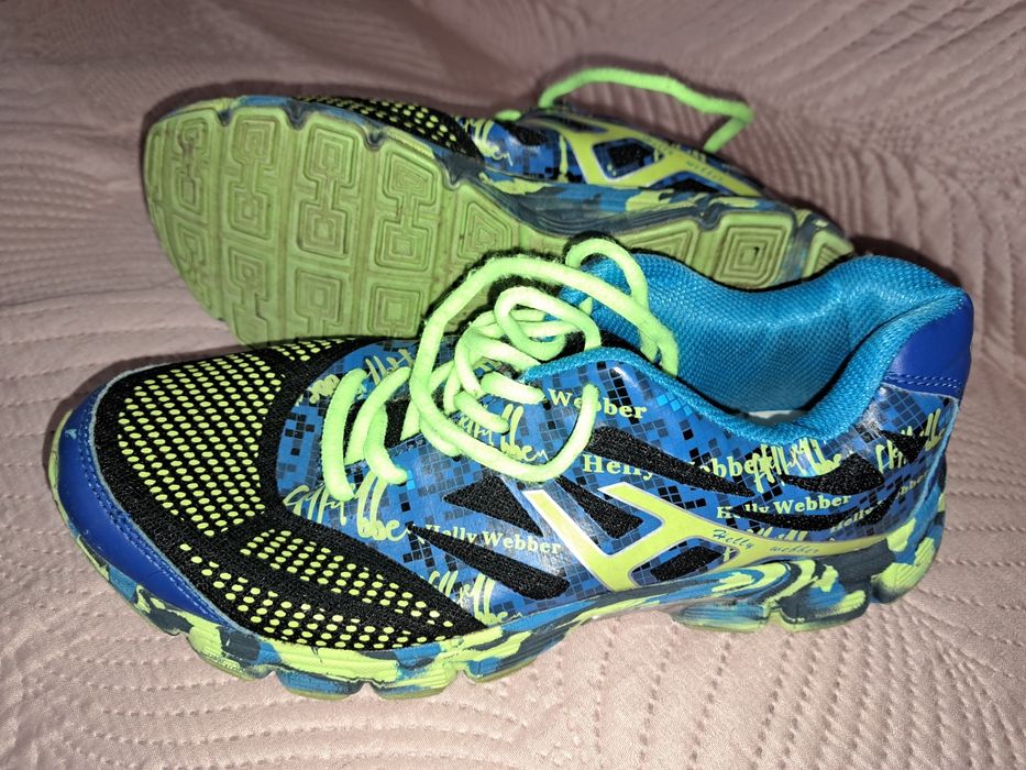 Дитячі кросівки.