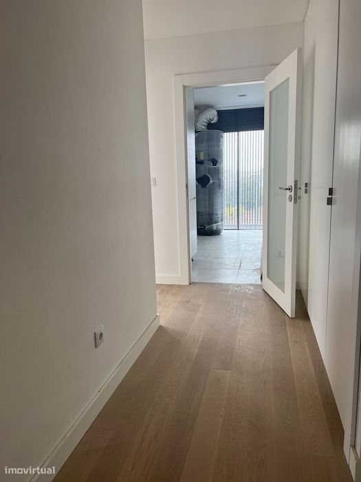 T2 com Lugar de Garagem e Arrumo - Como Novo