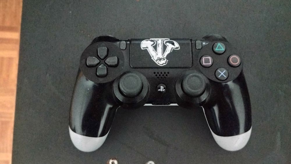 Ps 4 Pro em muito bom estado ,com volante , Pedais,um comando e jogos