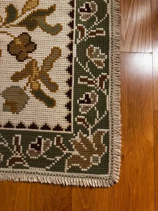 Tapete de Arraiolos Feito à Mão em Lã – Verde – 241 × 170 cm