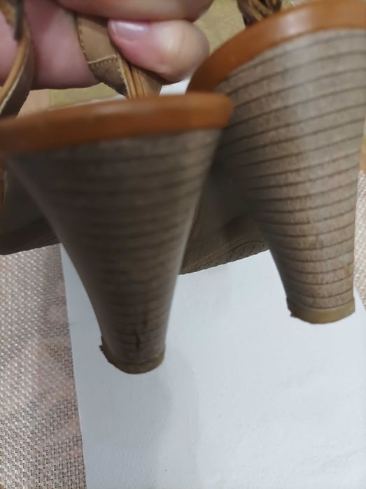 Buty na obcasie, Lasocki