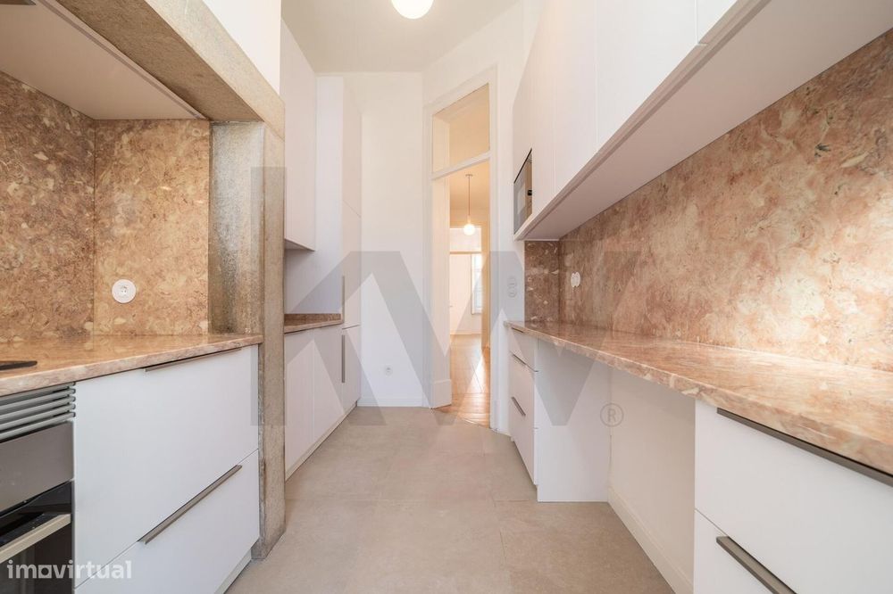 Um apartamento luminoso e elegante, no coração de Campo de Ourique.