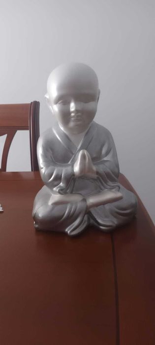 Buda com as mãos juntas