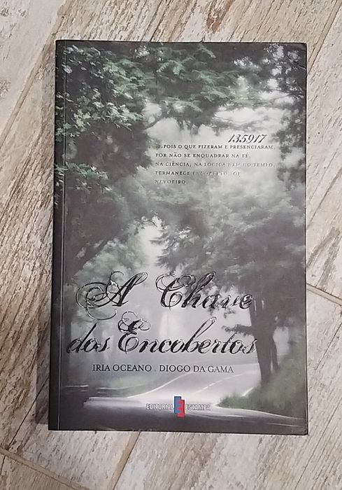Livros variados em bom estado.