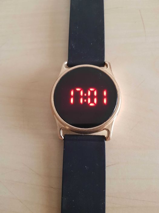 Zegarek nareczny LED cyfrowy dotykowy kolor zloty czarny Dilage 8801