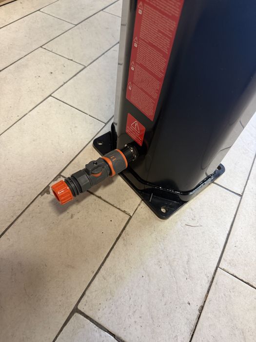 Prysznic ogrodowy z dedzczownica i kranem