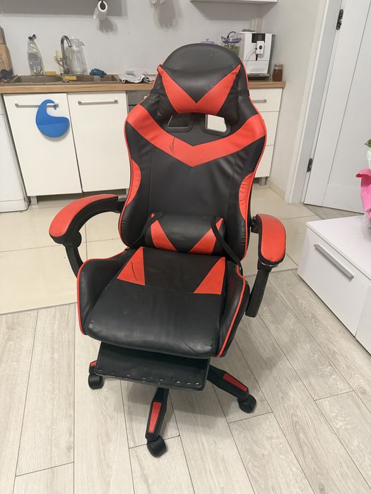 Fotel gamingowy czarno-czerwony – regulowany, wygodny