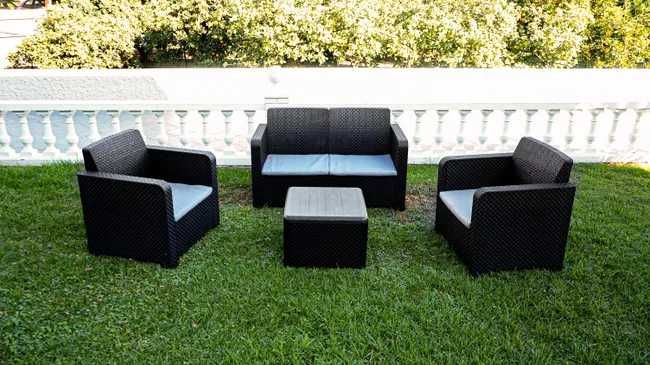 Conjunto de mobiliário jardim / varanda - sofás e mesa com arrumação