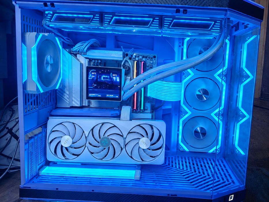 Biały PC do gier RTX 5070Ti Ryzen 7 7800X3D 32GB Trident Z Neo Corsair 1000W AIO 360mm z wyświetlaczem Gwarancja