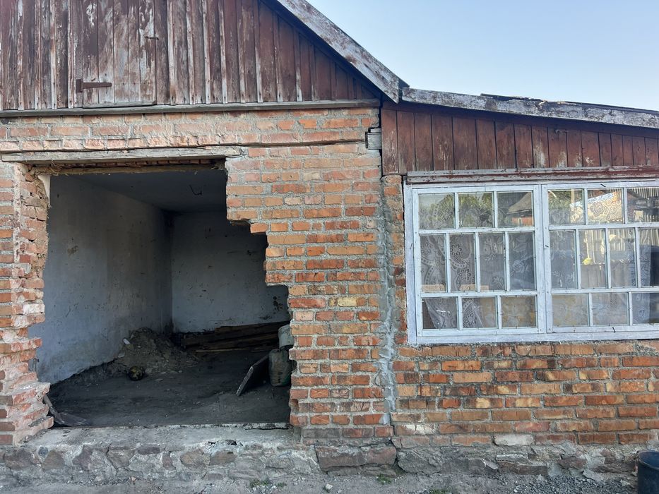 Половину будинку біля автовокзалу