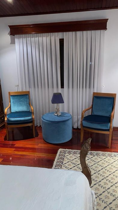 2 cadeirões com mesa de apoio