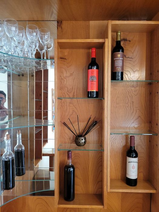Bar em madeira com prateleiras em vidro