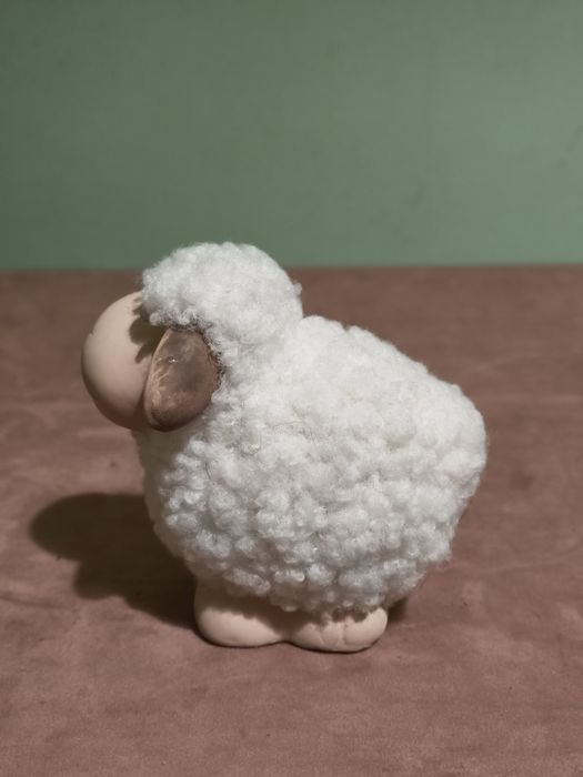 Ceramiczny baranek z futerkiem ozdoba 59