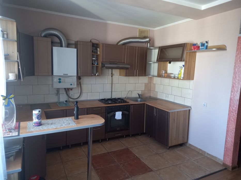 Продається трикімнатна квартира