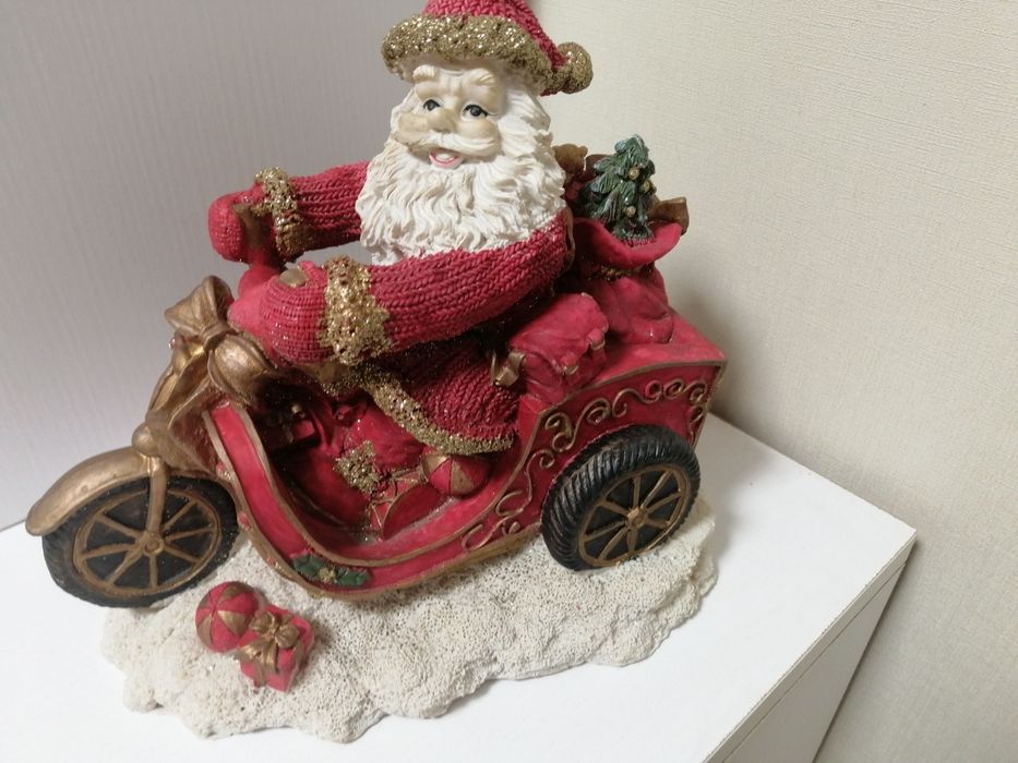 Дед Мороз на мотоцикле. Фигурка керамическая.