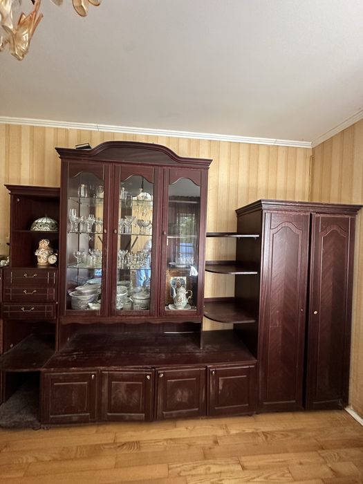 Деревʼяні меблі шафа сервант полиці дерево