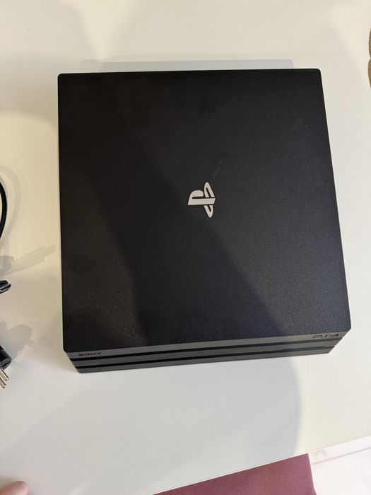 Продам PS 4 Pro 1TB + 2 геймпади