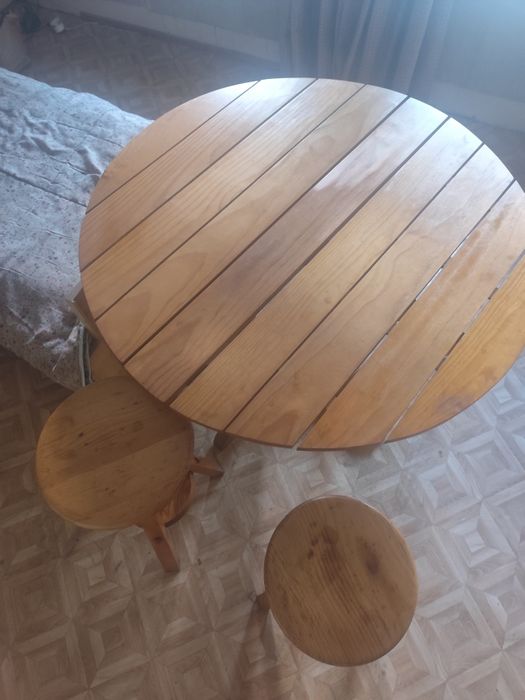 Mesa em madeira maciça com 2 bancos