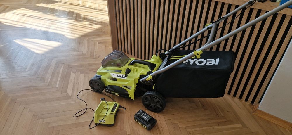 Duża kosiarka aki Ryobi 40cm