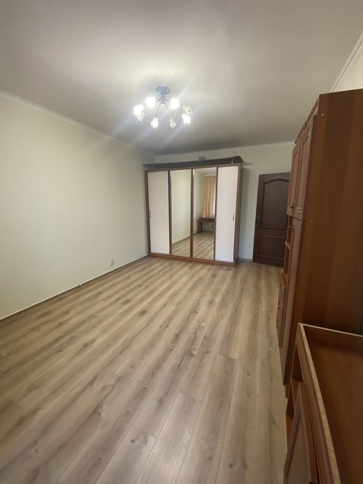 Продам 3 кімн квартиру з ремонтом Гмирі,13 метро "Позняки" 10 хвилин