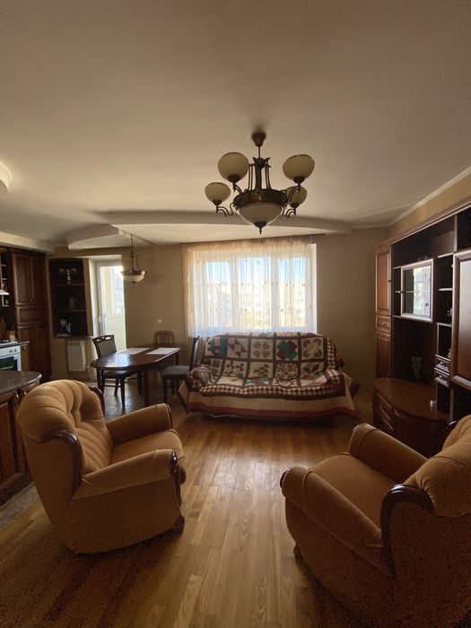 Простора  3 кім. квартира біля війского інст. на Богуніі