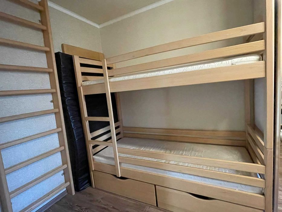 Міцне двоярусне ліжко з натурального дерева для дитячої кімнати!