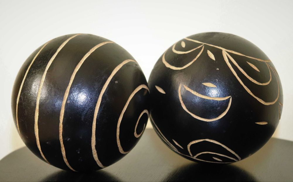 Duas Bolas Decorativas de Madeira