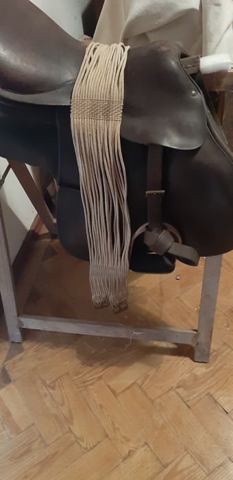 Sela inglesa em couro com arreios