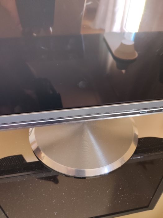 Monitor, colunas e teclado