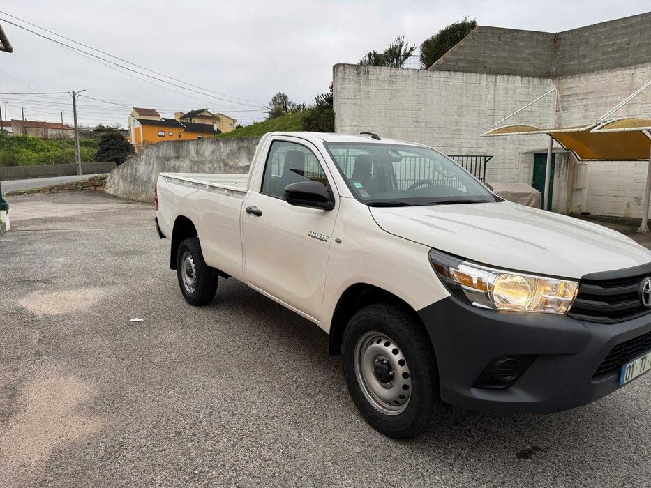Toyota Hilux com Plataforma Elevatória até 30mts