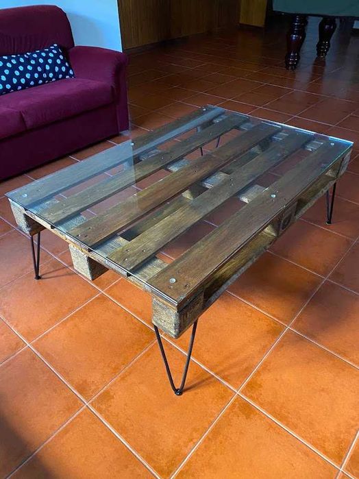 Mesa com palete e vidro temperado