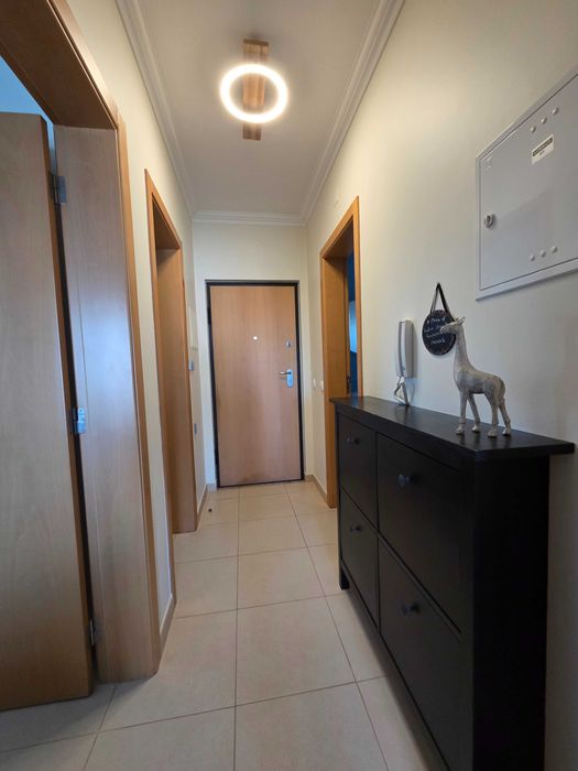 Arrendamento de longa duração de T1 em Condomínio c/ piscina e garagem