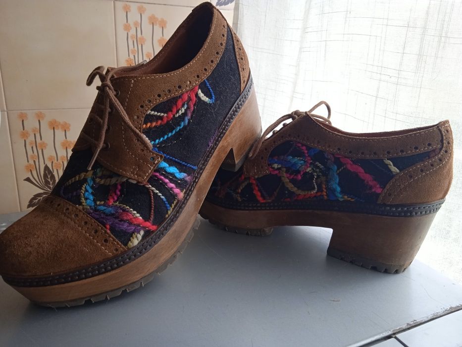 Sapatos com bordado multicores