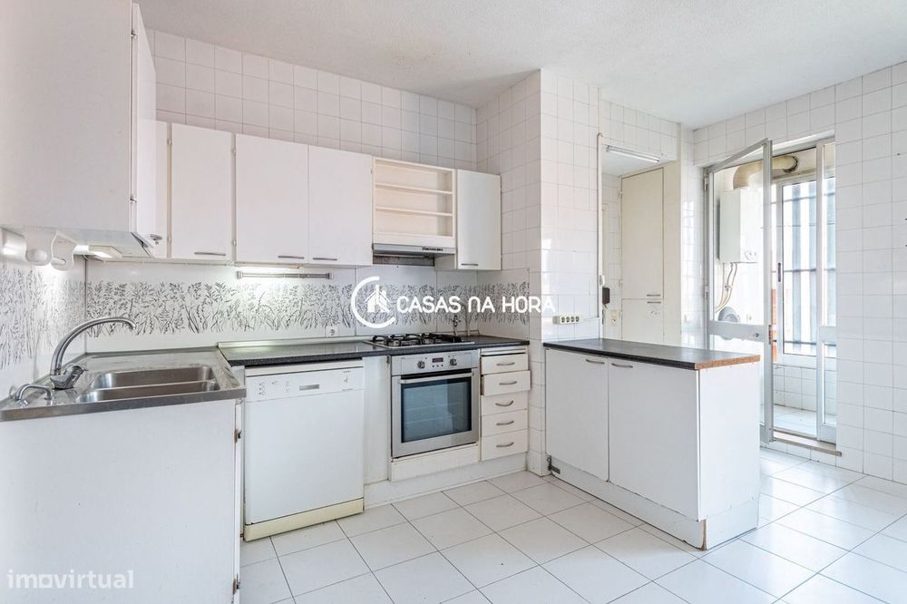 Apartamento T2 para renovação com vista mar  Alto da Barra, Oeiras
