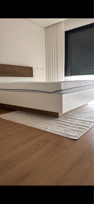 Cama com mesas de cabeceira + colchao. + estrado como nova