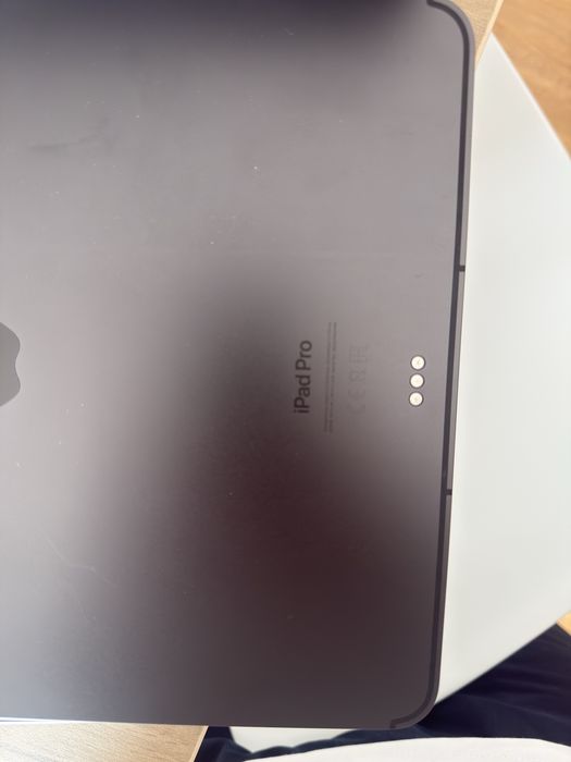 iPad Pro 13” M4 256 GB + Magic Keyboard — Impecável