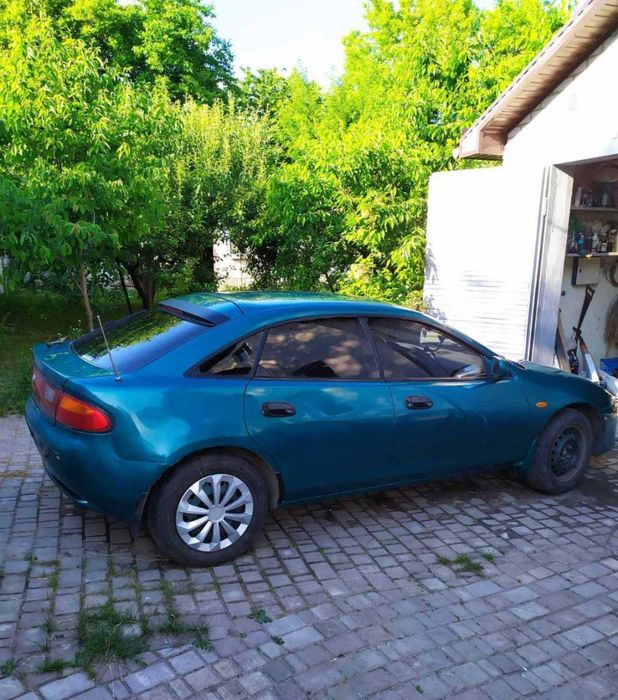 машина mazda 323