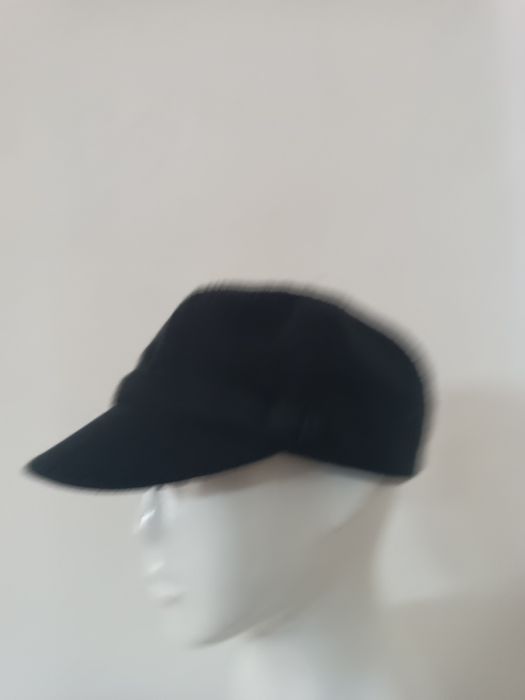 Czarna czapka z daszkiem typu Bosmanka / Szapka – ciepła, podszewka