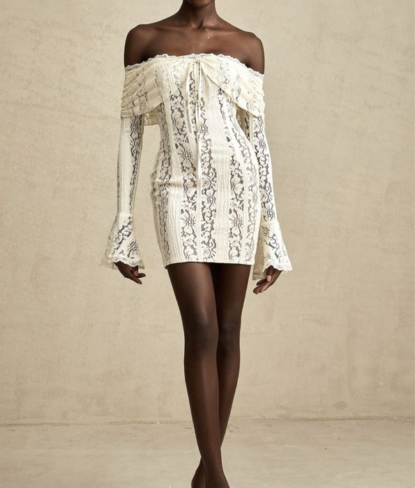 Платье кружевное с открытыми плечами мини
