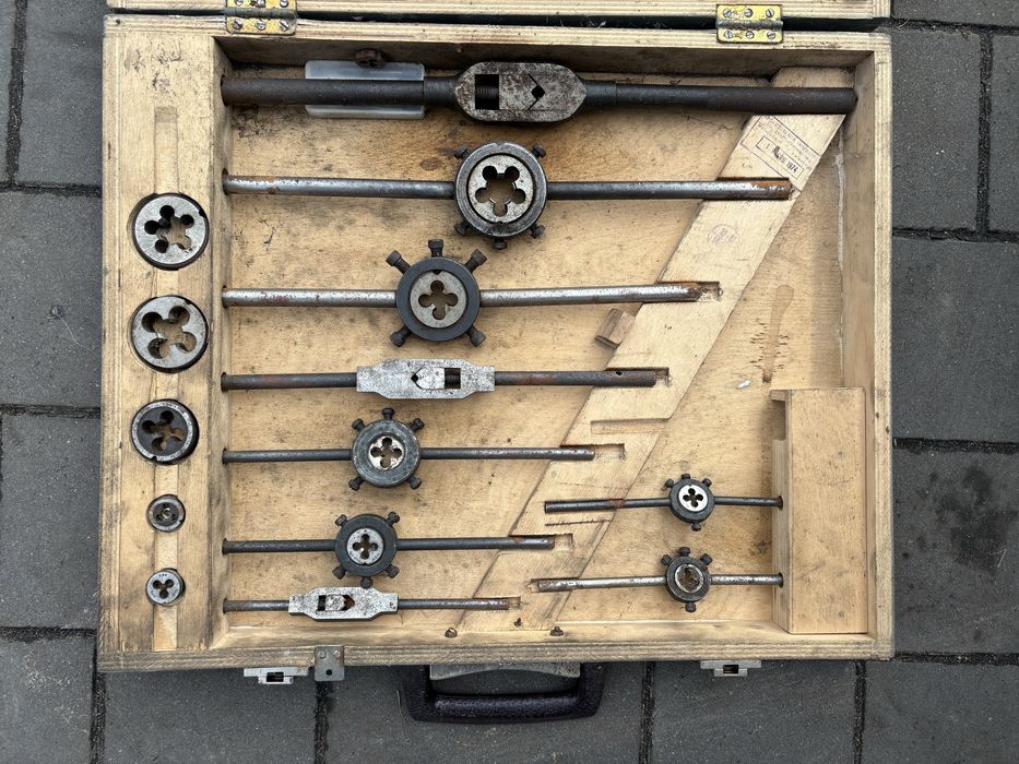 Fabryka wyrobów precyzyjnych VIS C-5a zestaw gwintowników i narzynek