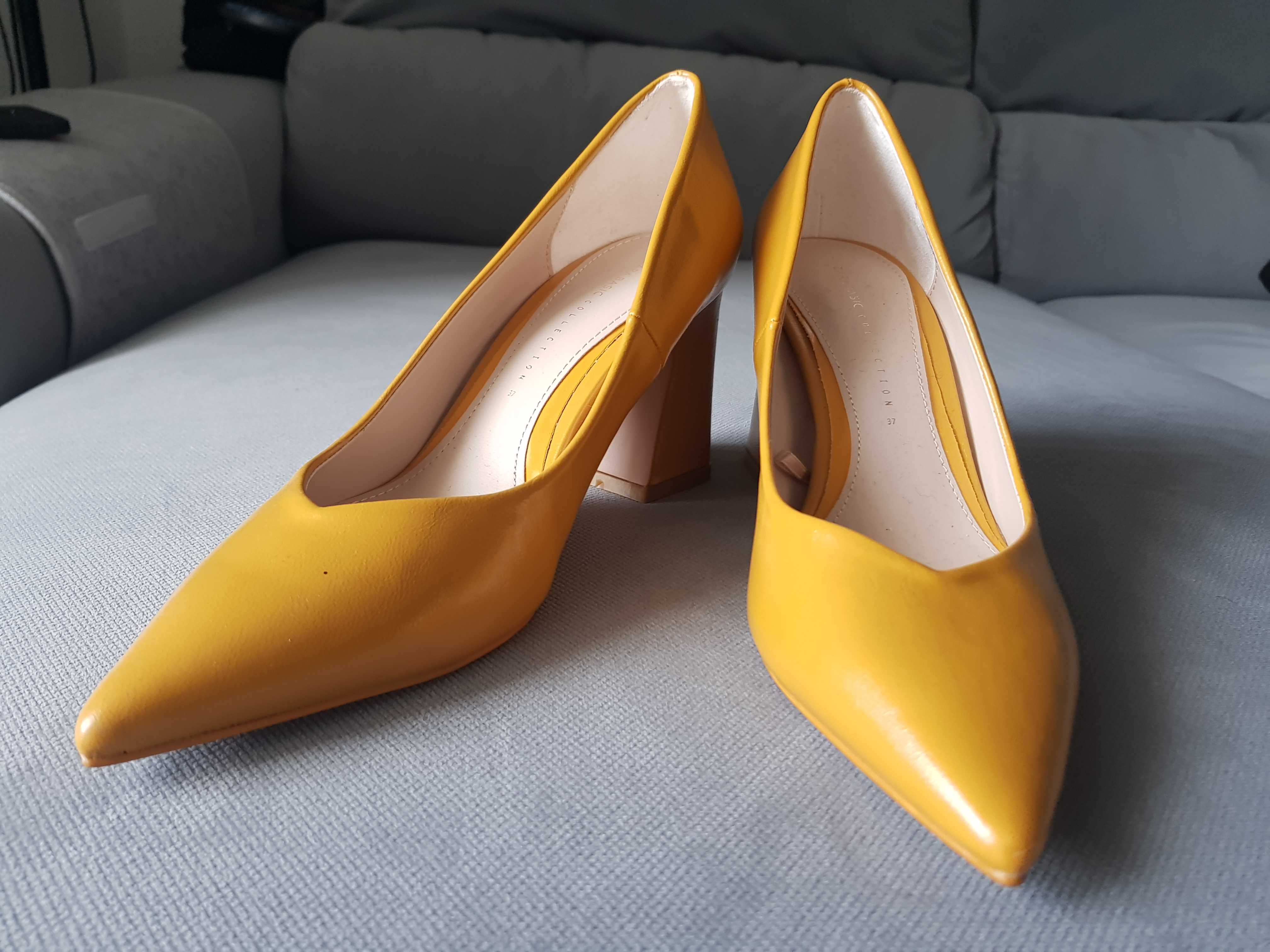 Par de sapatos de bico fino ZARA amarelo torrado totalmente